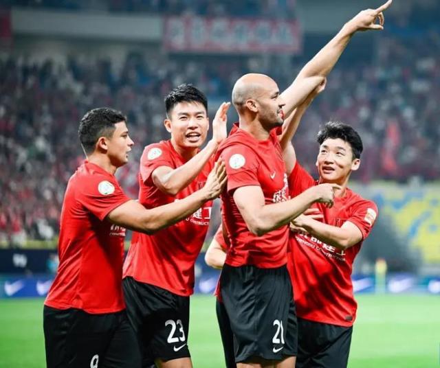 本菲卡今日表现抢眼，泰山整场无解，教练赛后亲自拥抱的简单介绍